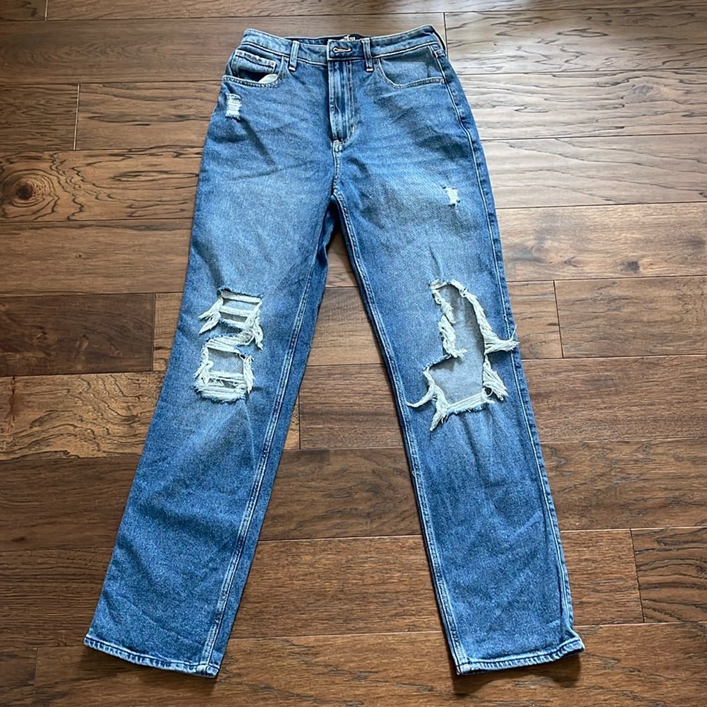 Hollister’s Women’s Ultra High-Rise Stacked Vintage Straight Jeans 3R